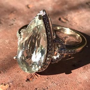 Mint green Beryl and Diamonds ring